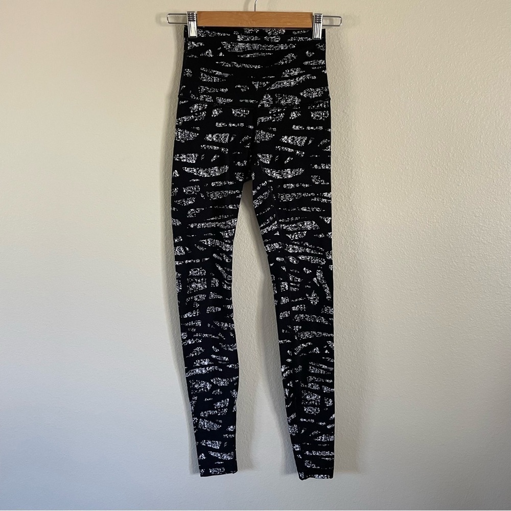 Lululemon Graphic Print Wunder Under High Rise Legging Graf Black White Size 4 - Picture 4 of 9